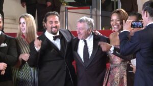 ロバート・デ・ニーロが上機嫌! カンヌ映画祭『ハンズ・オブ・ストーン(原題)』レッドカーペット